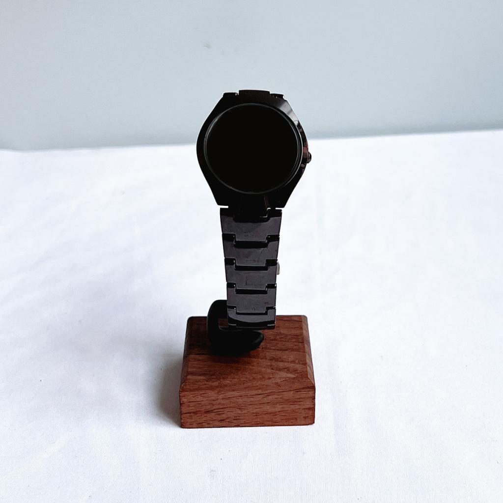 Jewelry And Watches Inc - C字型の腕時計スタンド。カウンターや店舗で使用できる、装飾としても使えるブレスレットホルダー。
