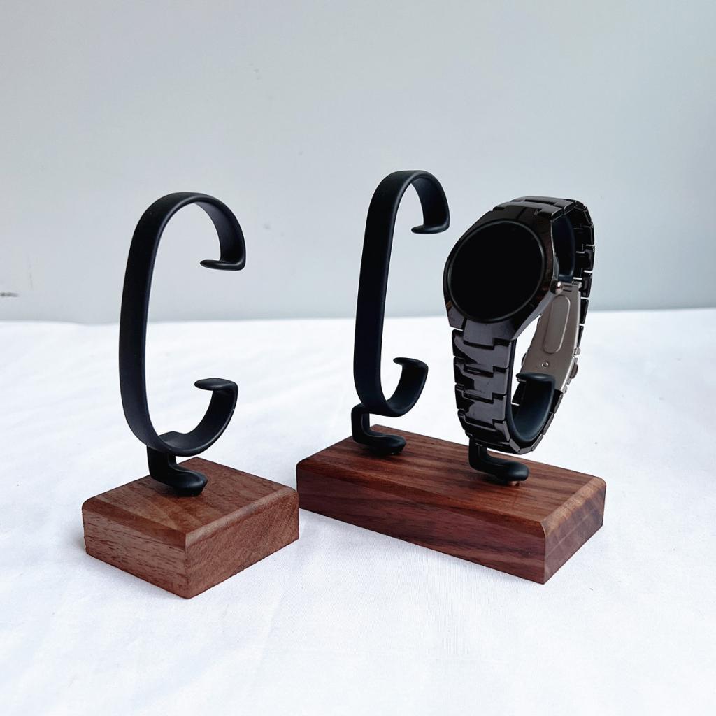 C字型の腕時計スタンド。カウンターや店舗で使用できる、装飾と - Jewelry And Watches Inc のレビューと価格